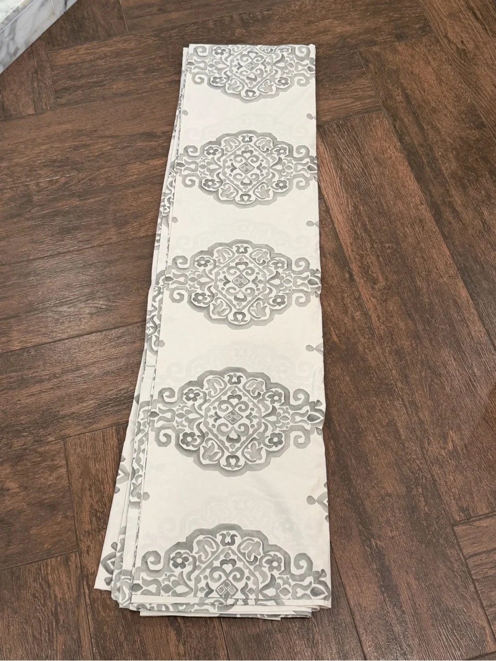 POTTERY BARN ASHER MEDALLION KING DUVET + 2 matching 24” pillow covers